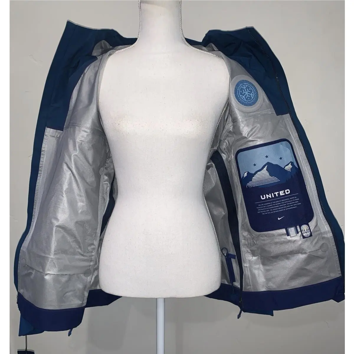 Nike clothing - Nike USA Olimpic Gore- Tex Jacket - Blue (UPC: 0195243915317) 6