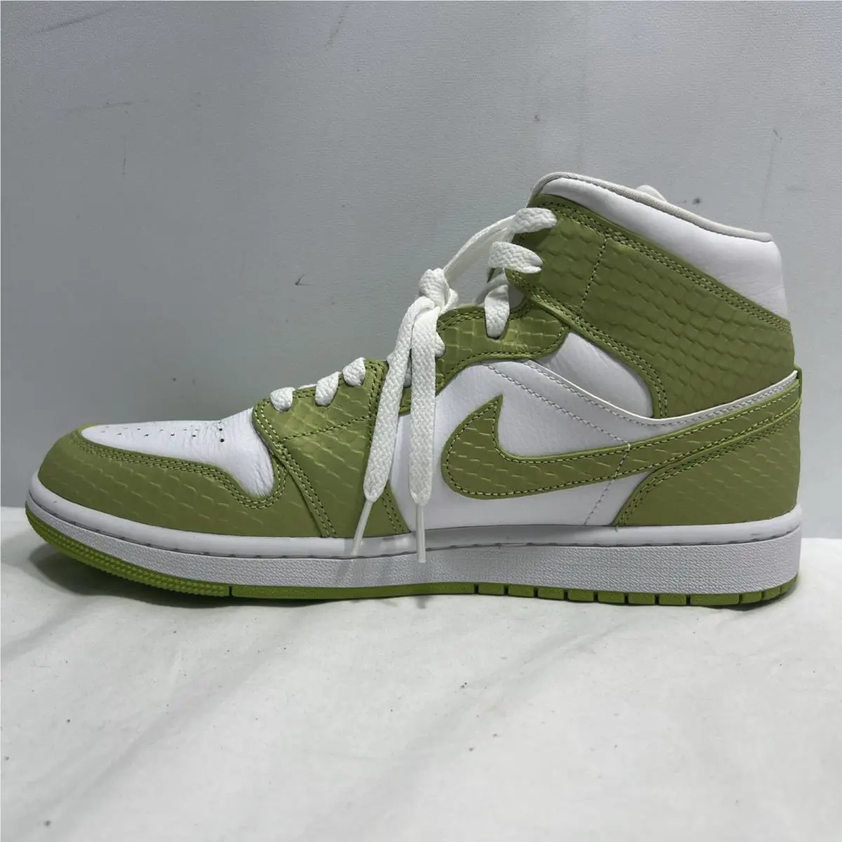 Nike shoes - Wmns Air Jordan 1 Mid Se - Dv2959113 - White 1