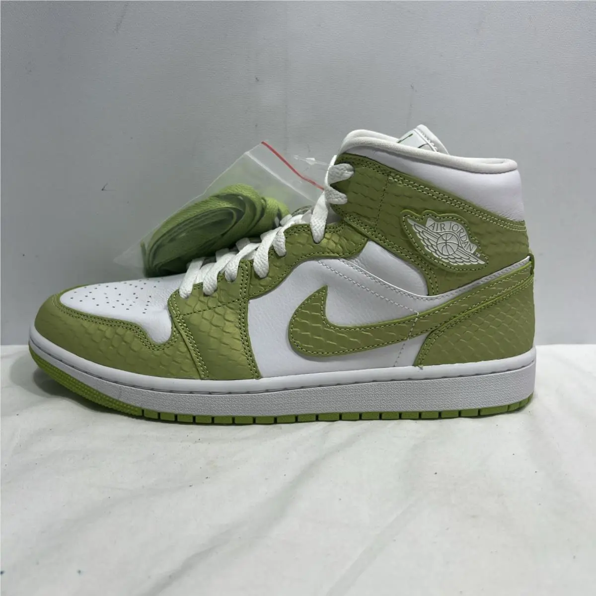 Nike shoes - Wmns Air Jordan 1 Mid Se - Dv2959113 - White 4