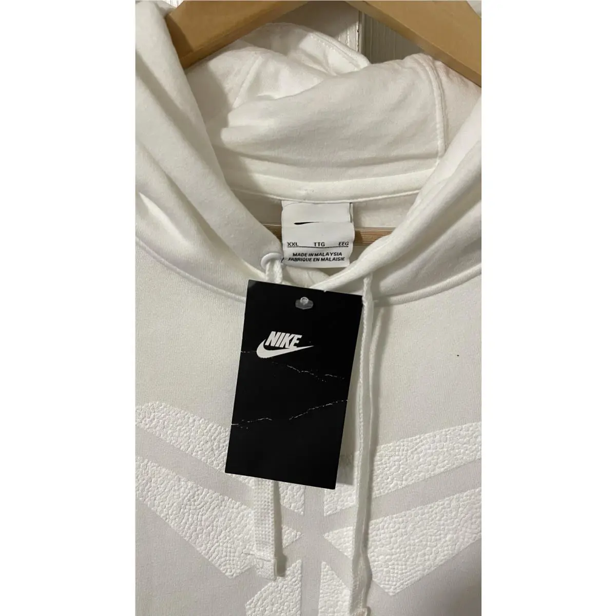Nike clothing - White (UPC: 0197594252424) 1