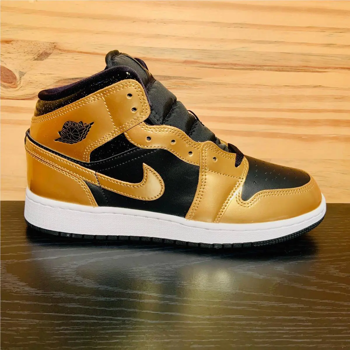 Nike shoes - Nike Air Jordan 1 - Air - Gold 0