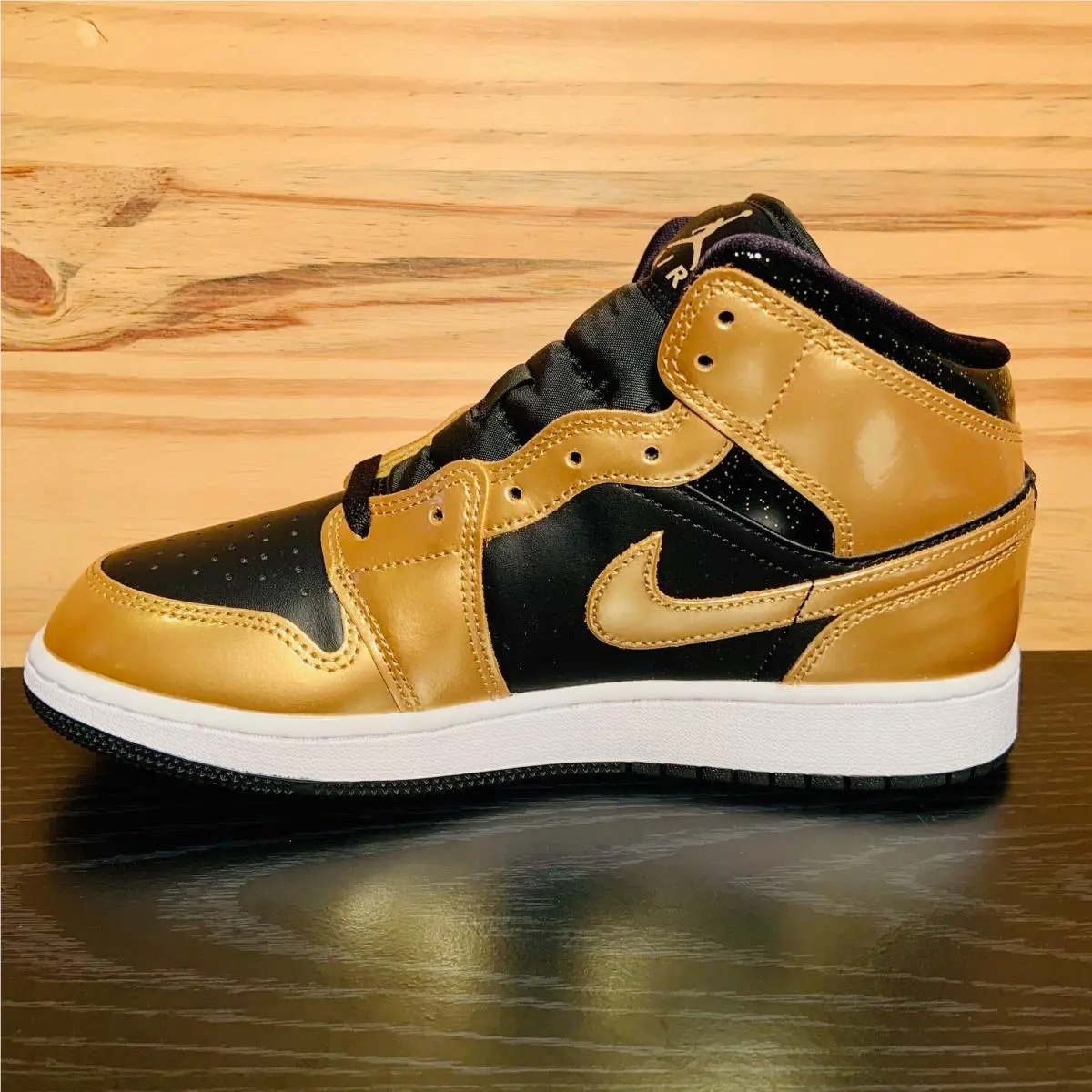Nike shoes - Nike Air Jordan 1 - Air - Gold 2