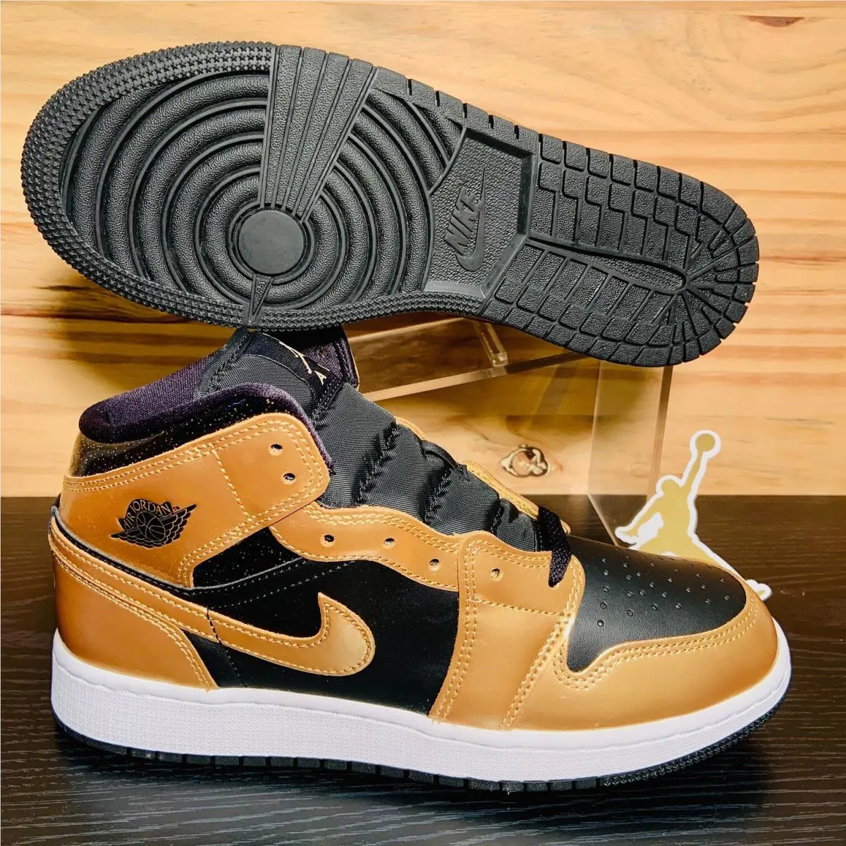 Nike shoes - Nike Air Jordan 1 - Air - Gold 3