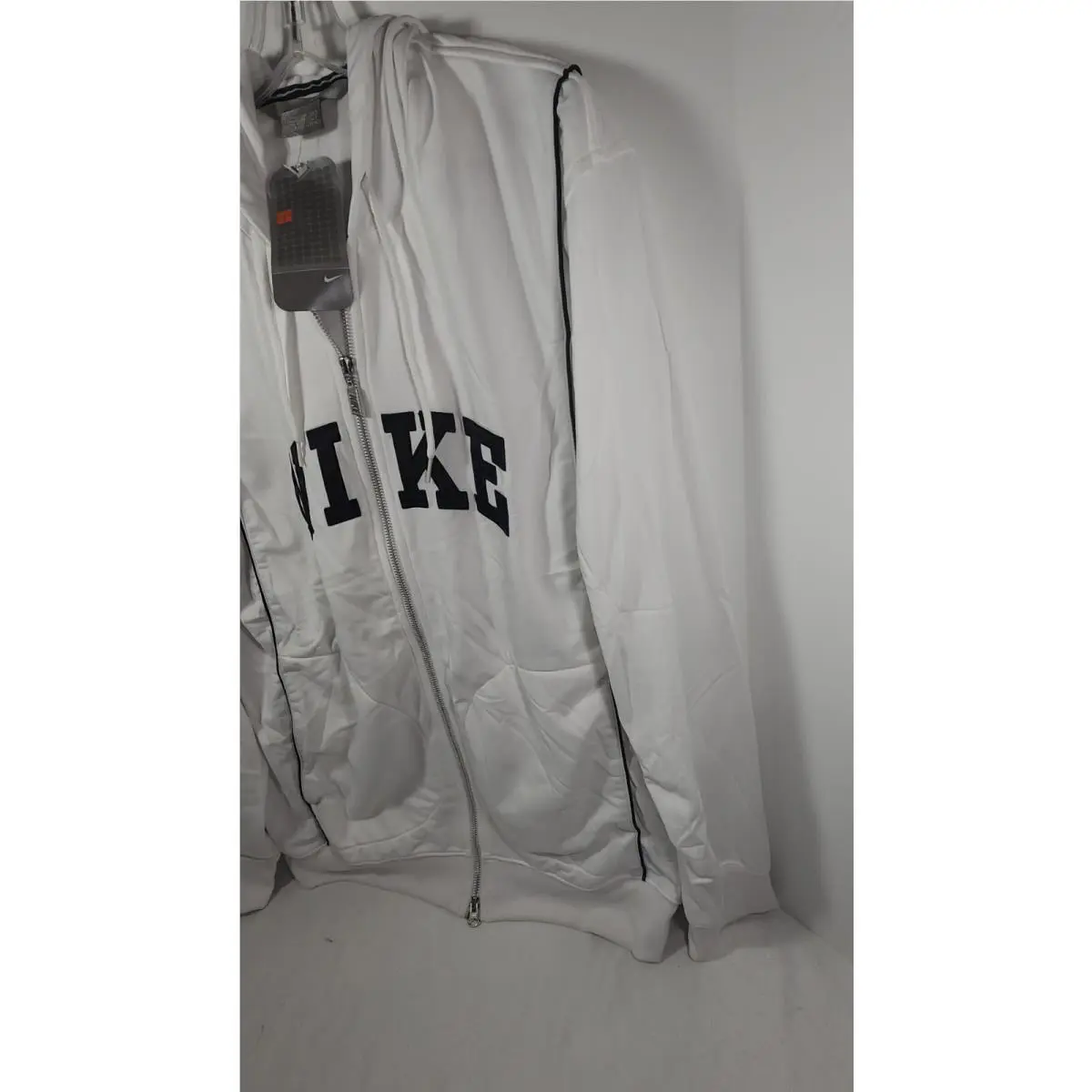 Nike clothing - White (UPC: 659658379381) 1