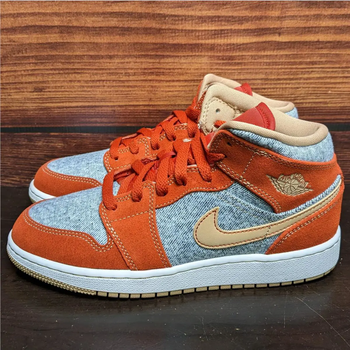 Nike shoes - Air Jordan 1 Mid SE GS - DM4384-600 - Red, Manufacturer: Cinnabar/Hemp-White (UPC: 195238795481) 0
