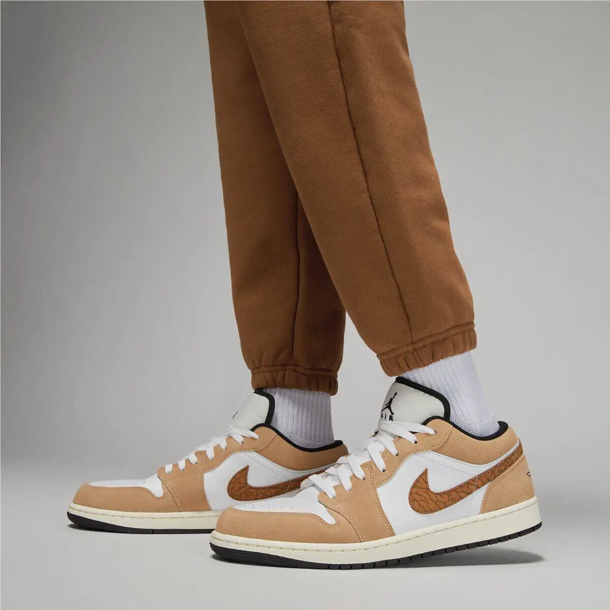 Nike clothing - FJ0696 281 - Brown 2