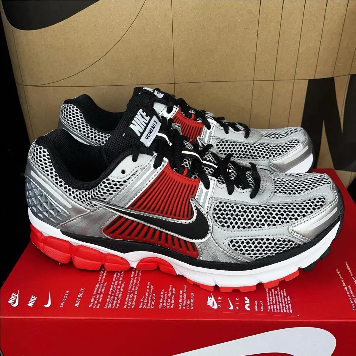 Nike Zoom Vomero 5 Mens Size 9.5 Metallic Silver Black University Red HV0926-095