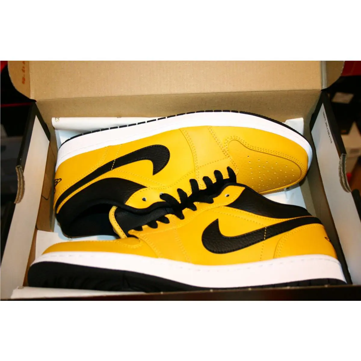 Nike shoes - Jordan 1 - 553558 700 - University Gold 3