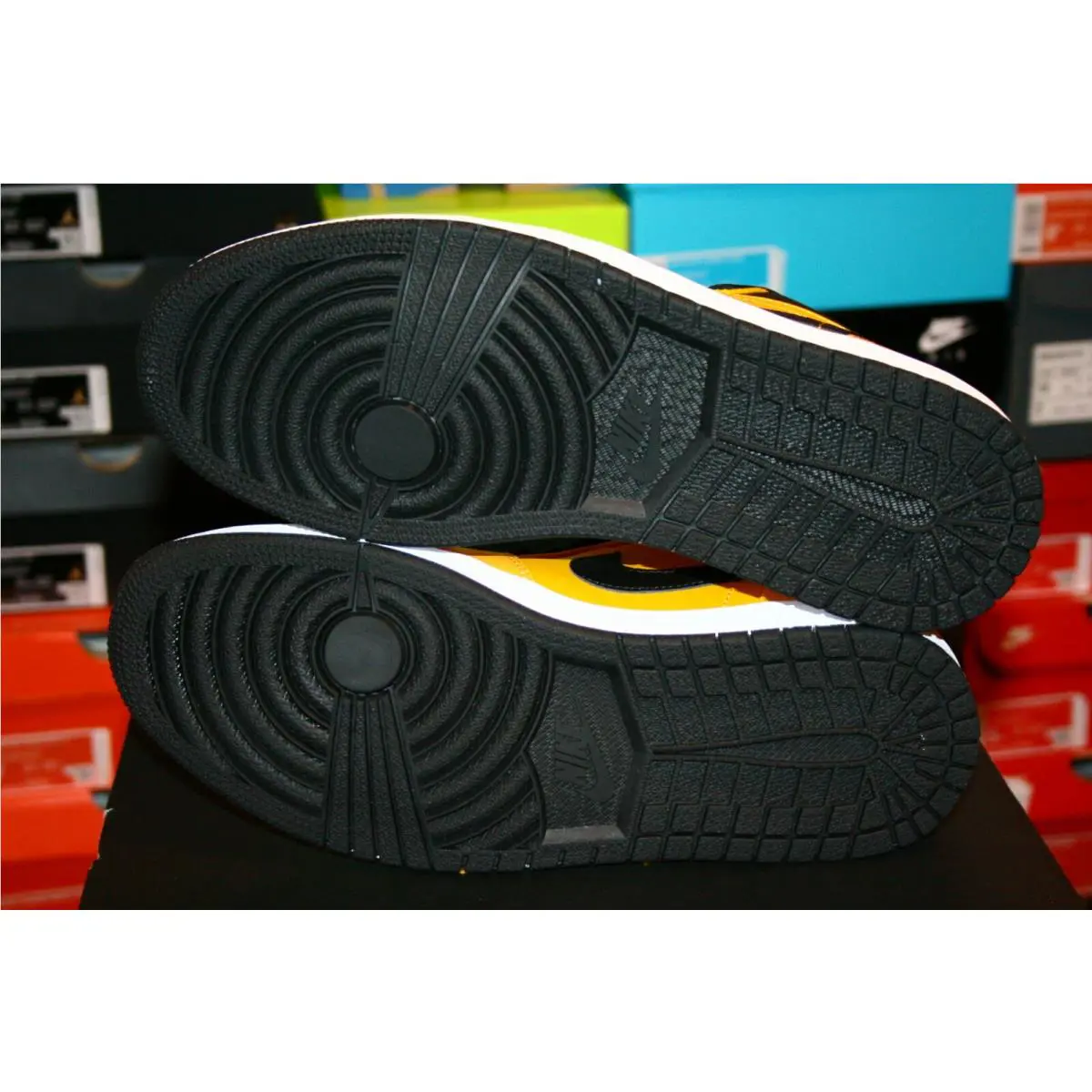 Nike shoes - Jordan 1 - 553558 700 - University Gold 11