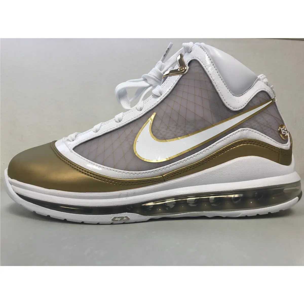Nike shoes - Lebron VIII - Lebron VIII - CU5646-100 - White/Metallic Gold (UPC: 193657921283) 0