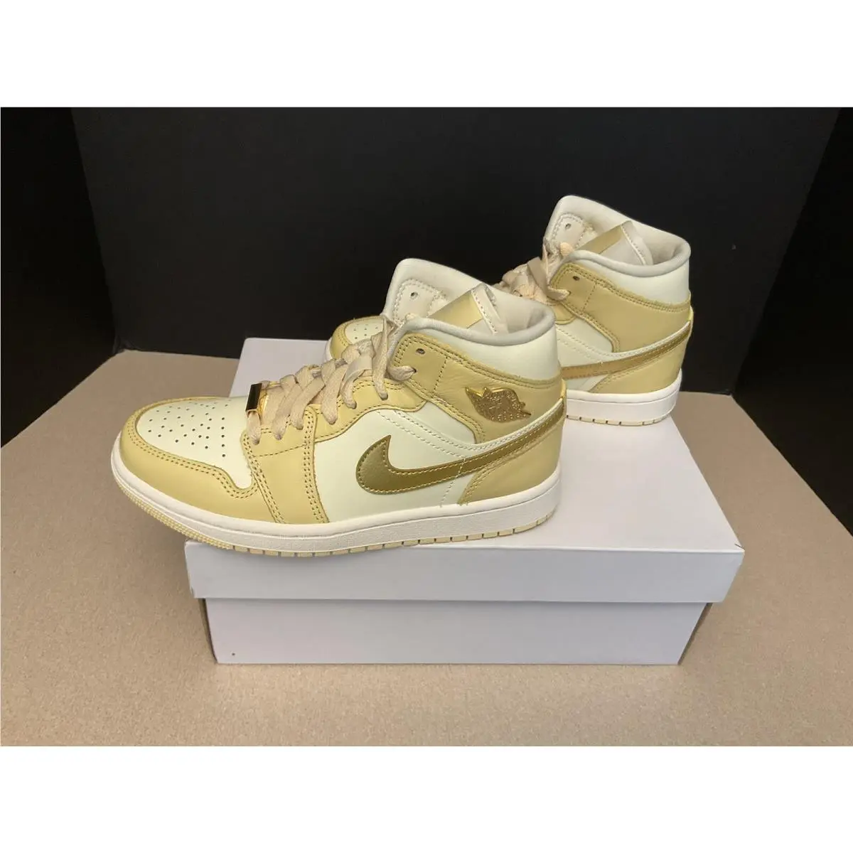Womens Nike Air Jordan 1 Mid SE Pale Vanilla/metallic Gold Shoes. Size 5.5
