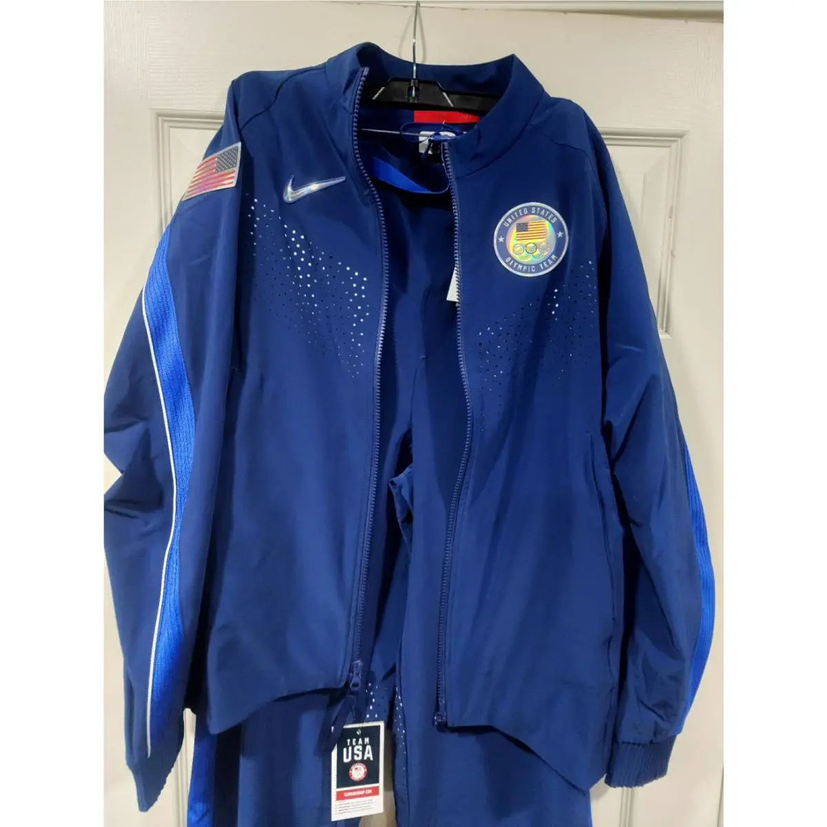 Nike clothing - Blue (UPC: 197594034587) 0