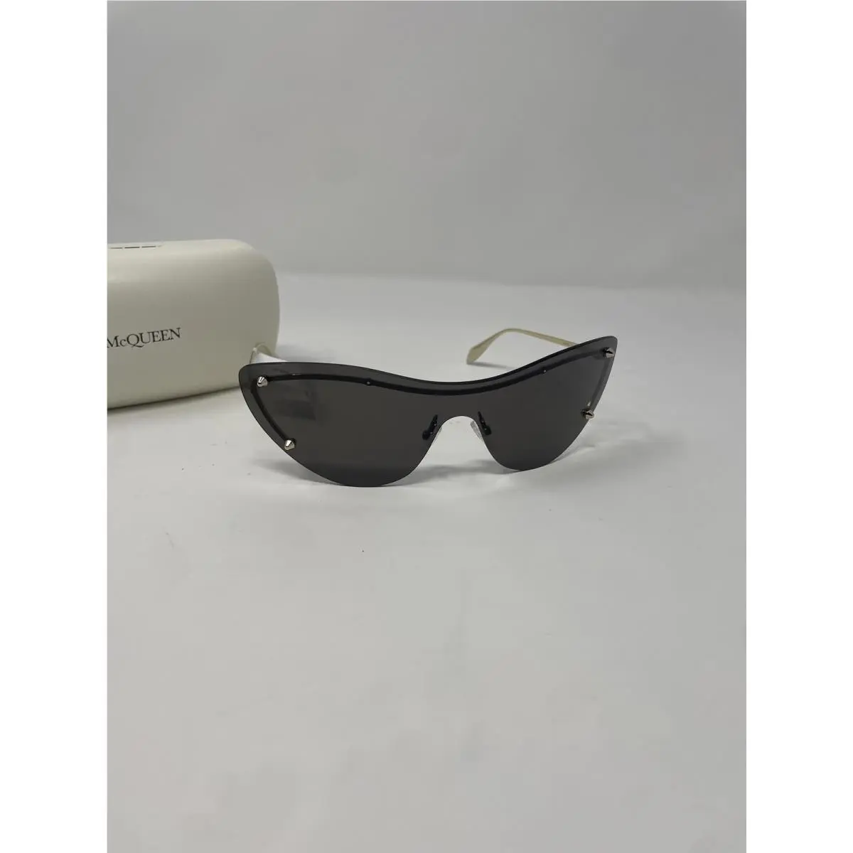 Alexander Mcqueen Eyewear Cat-eye Spiked-stud Sunglasses Black/gold OS