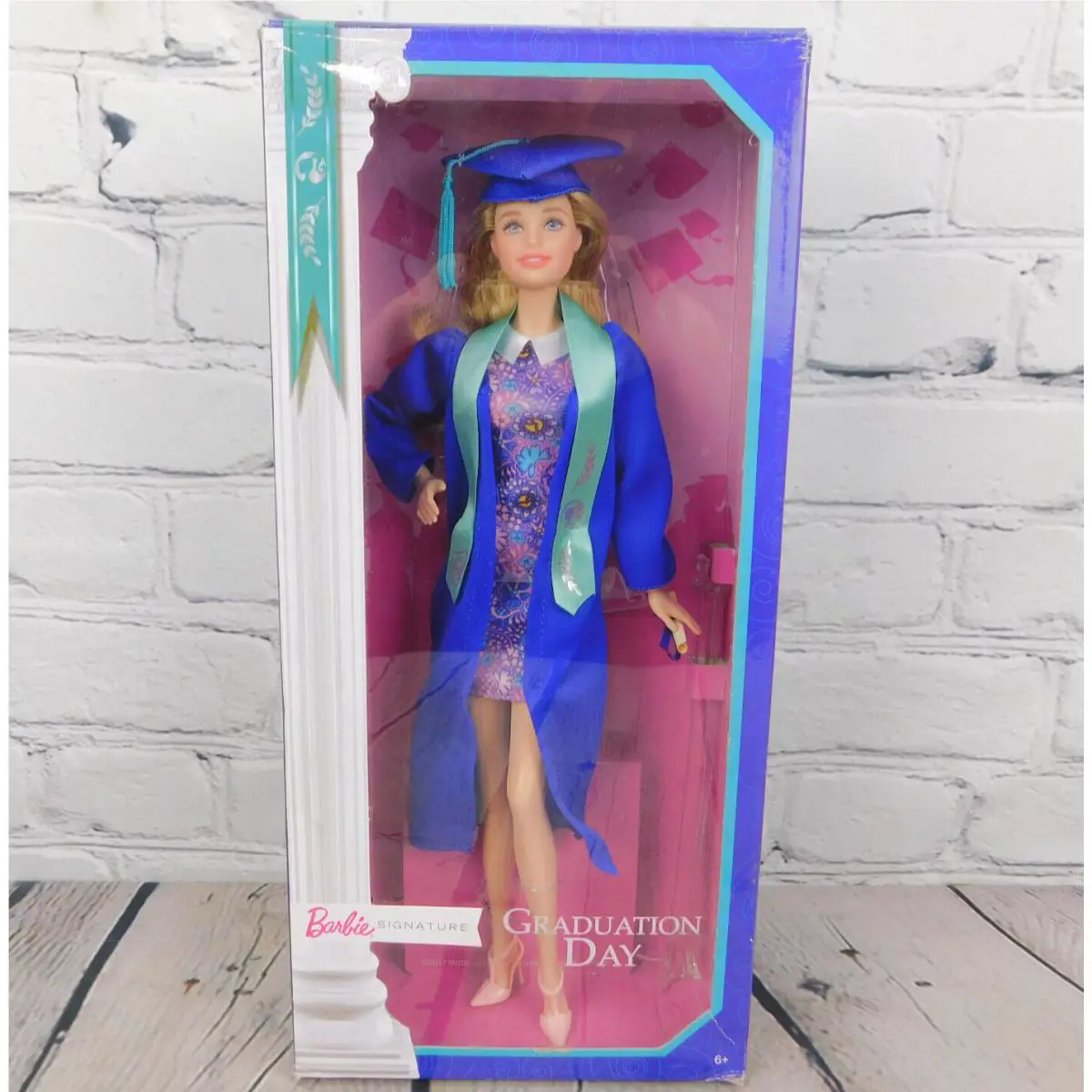 Barbie Signature Graduation Day Fashion Doll 2017 Mattel FJH66 Blonde / Blue Eye