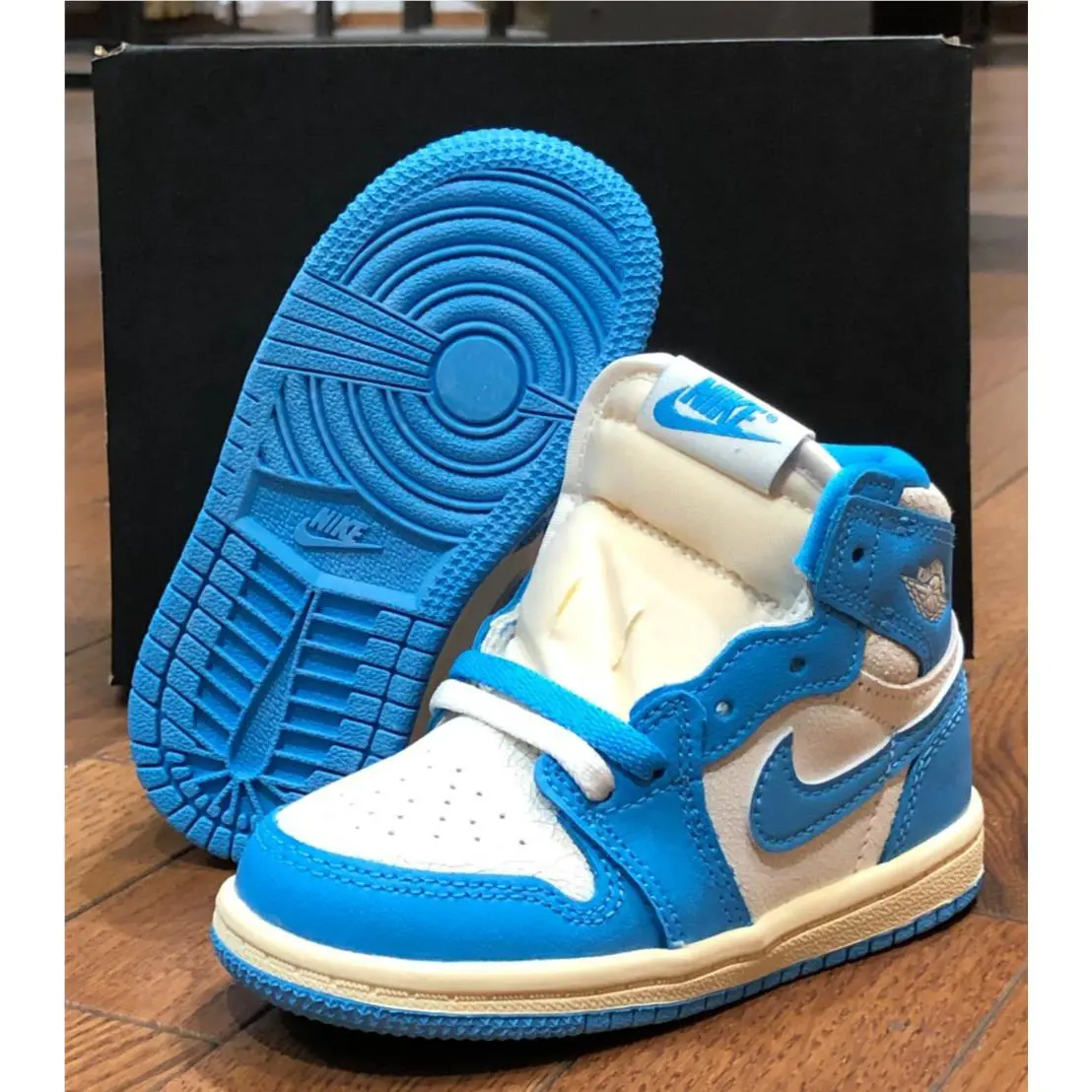 Nike shoes - Air Jordan 1 - Air - White 13