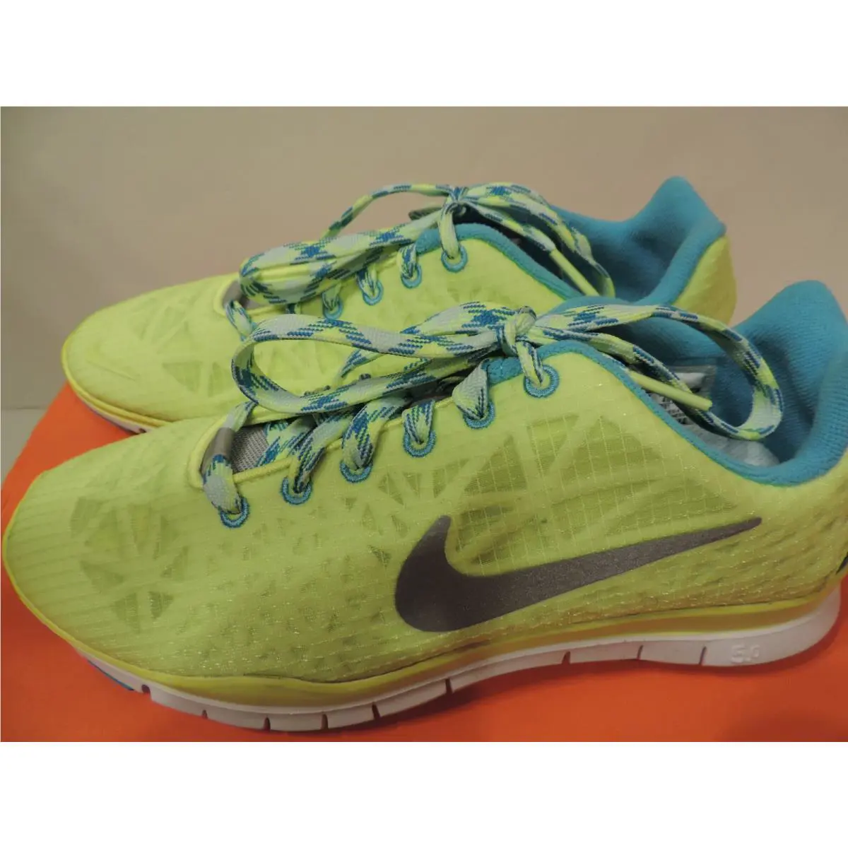 Nike shoes - volt 0
