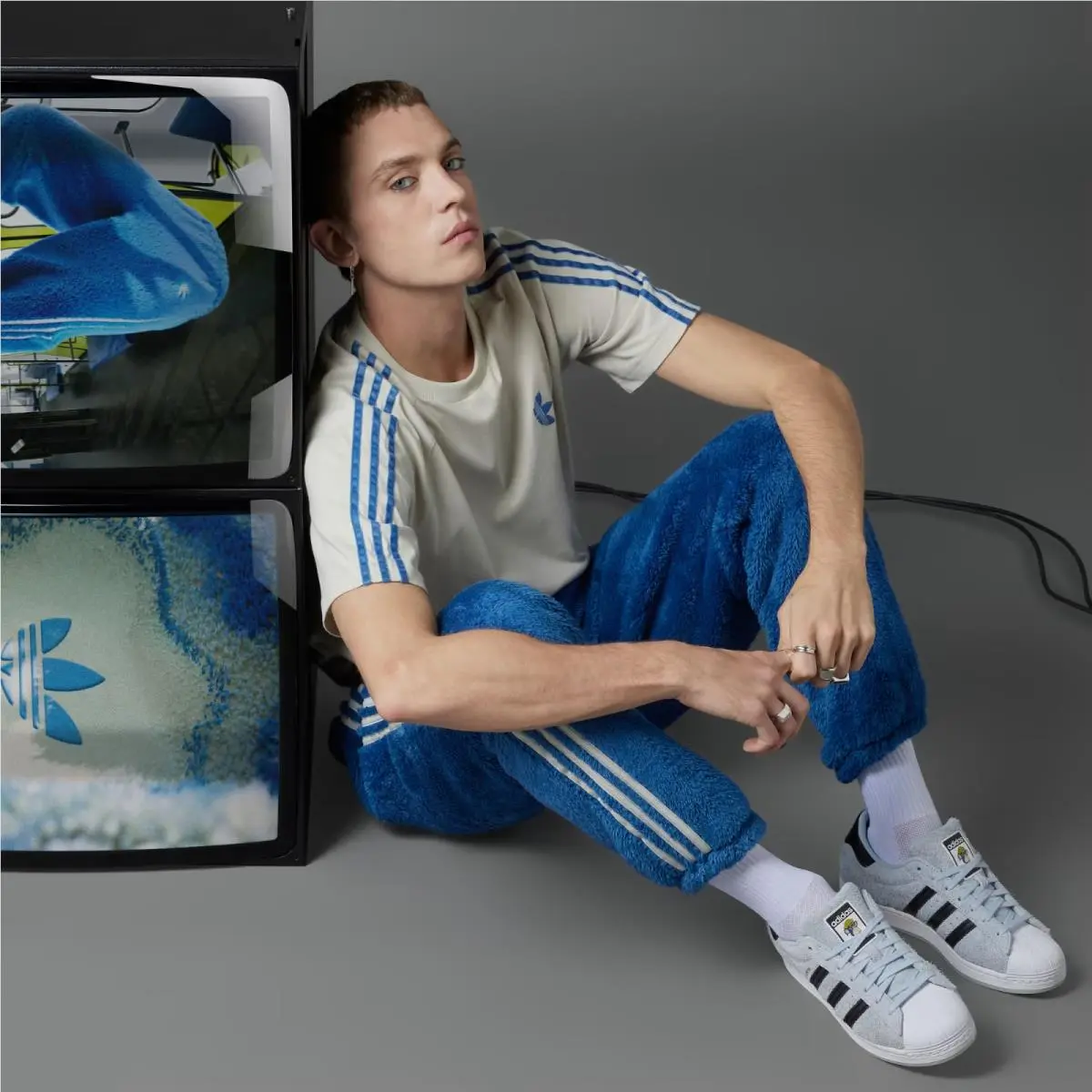 Adidas clothing - adidas Originals - Originals - IJ9084 - Trace Royal 6