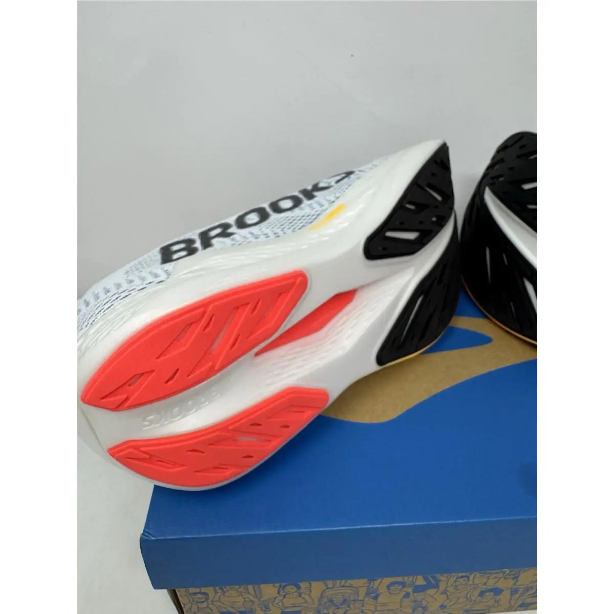 Brooks shoes - Hyperion - Hyperion - Illusion/Coral/Black 3