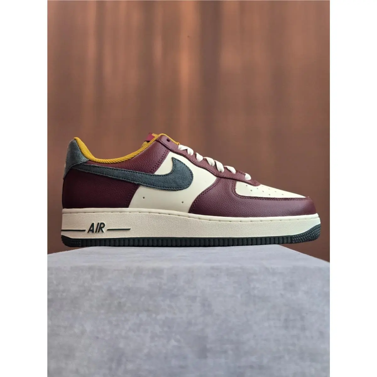 Nike Air Force 1 `07 LV8 Coconut Milk Team Red Vintage Green HQ3612-113 9.5M