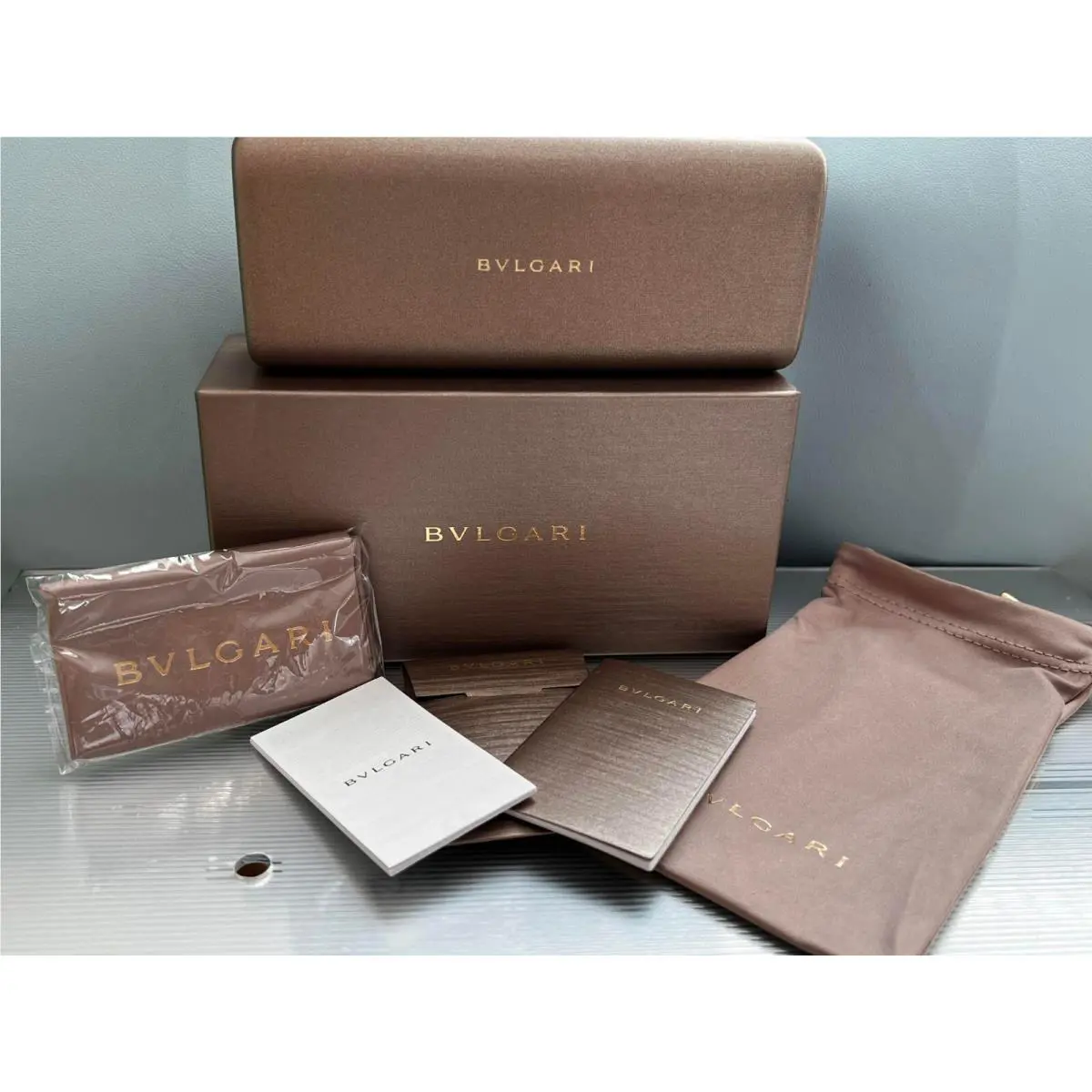 Bvlgari Women`s Golden Hard Sunglasses/eyeglasses Case with Cloth 44