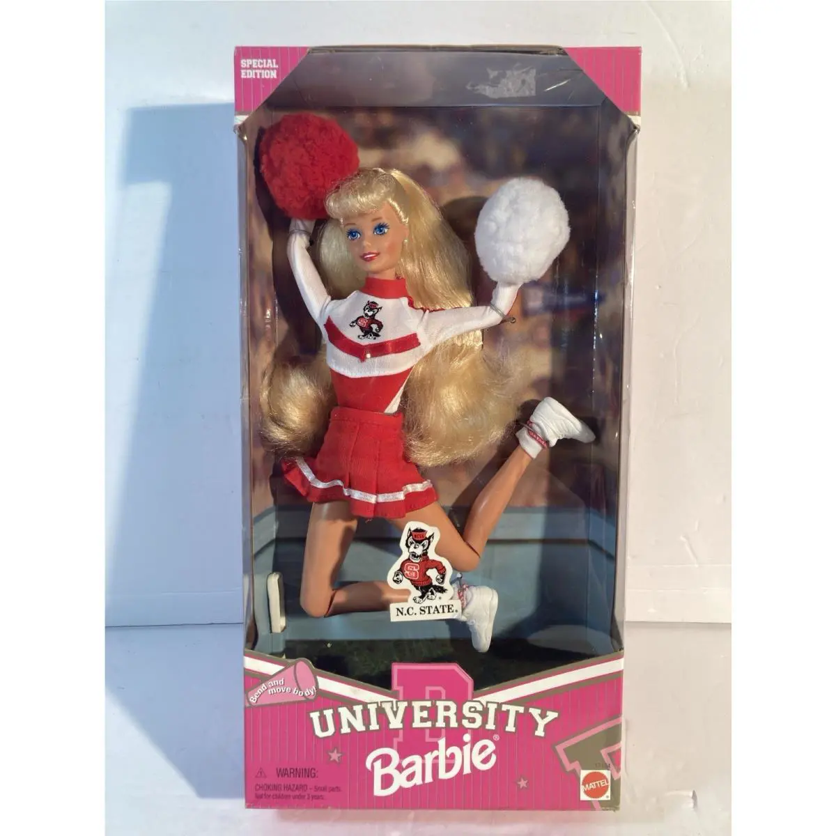 1996 N.c. State University Pompon Cheerleader Barbie Puppe / Mattel 17194