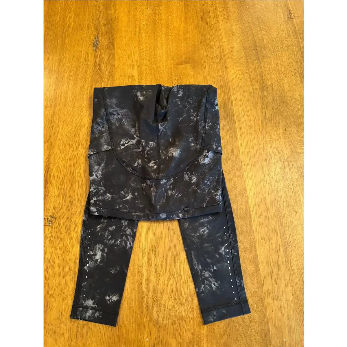 Lululemon clothing - Black (UPC: 000136476564) 0