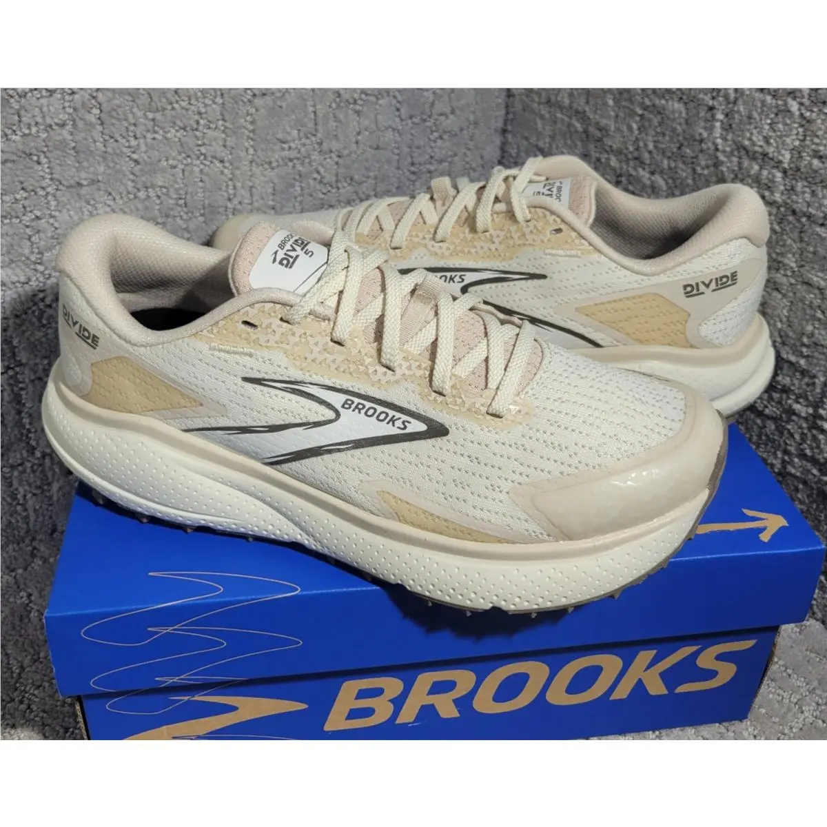 Brooks Divide 5 Womens Size US 6.5B Coconut Beige Air Mesh Trail Running Shoes