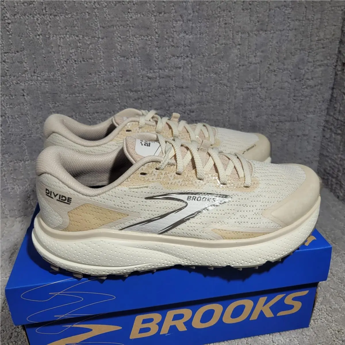Brooks shoes - Brooks Divide - Divide - 120418-1B-151 - Beige 1