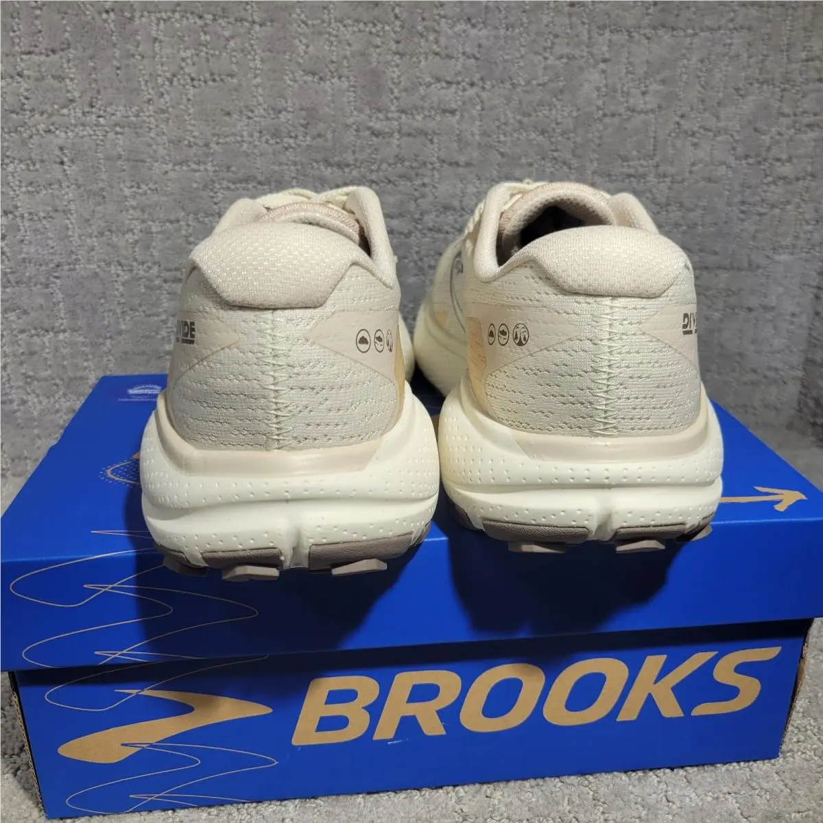 Brooks shoes - Brooks Divide - Divide - 120418-1B-151 - Beige 2