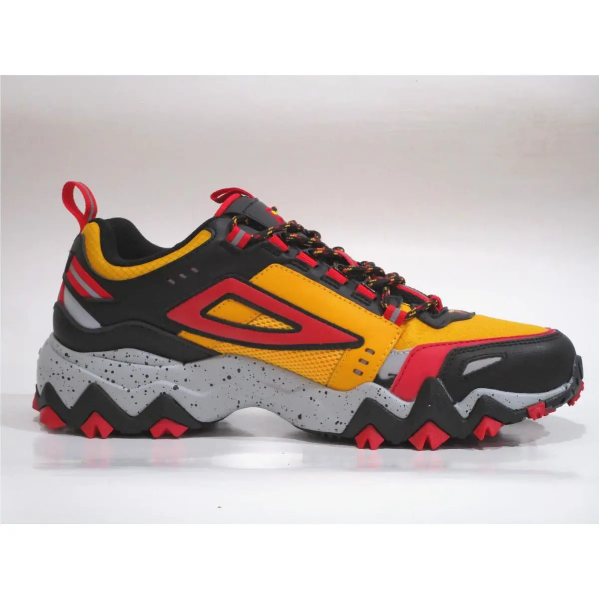 Fila shoes - FILA Oakmont Tr - Oakmont - 1JM01690-704 - Gold Fusion/Black/Fila Red 1
