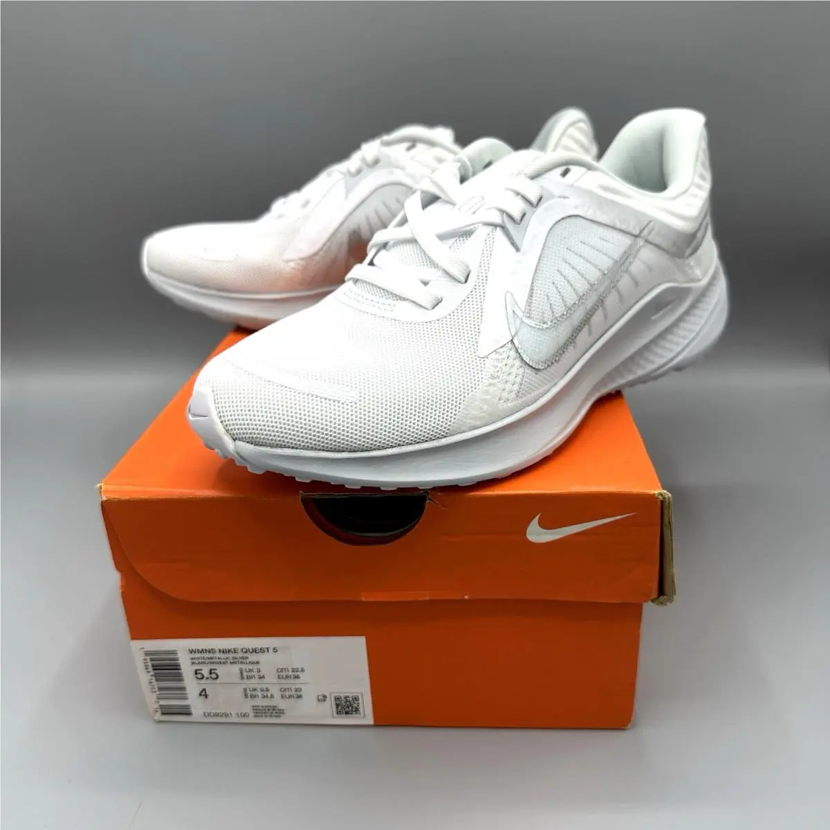 Nike Quest 5 Women`s Size 5.5 White Metallic Silver Running Shoes - White