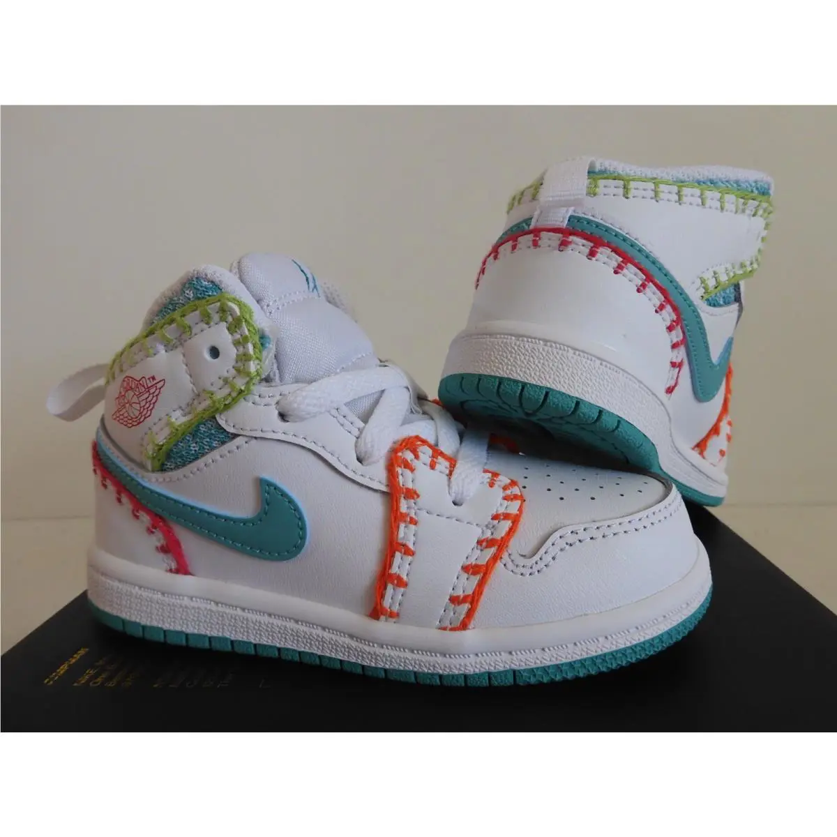 Nike shoes - Jordan 1 - White (UPC: 195869197272) 0