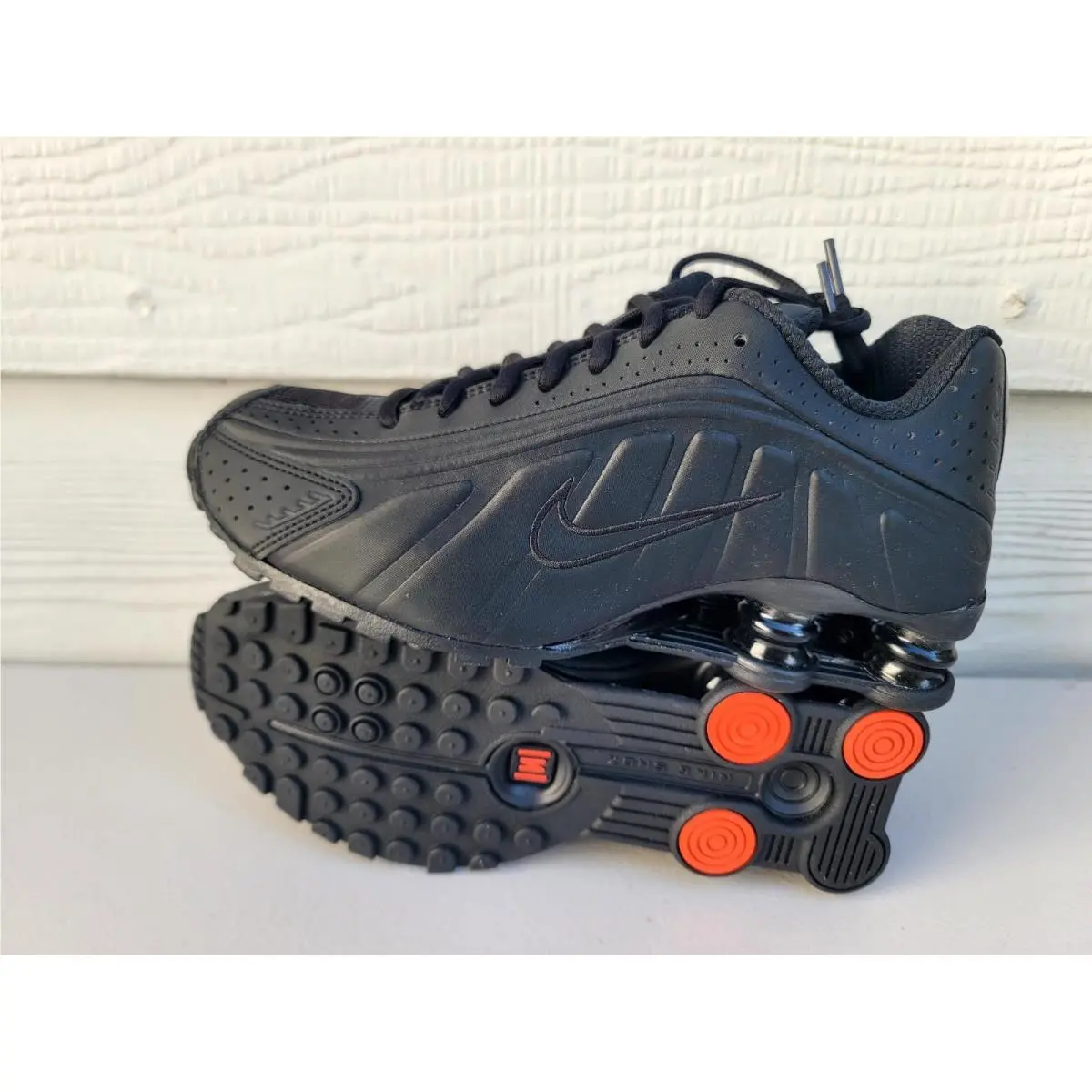 Women`s Nike Shox R4 AR3565 004 Black/orange SZ 7.5