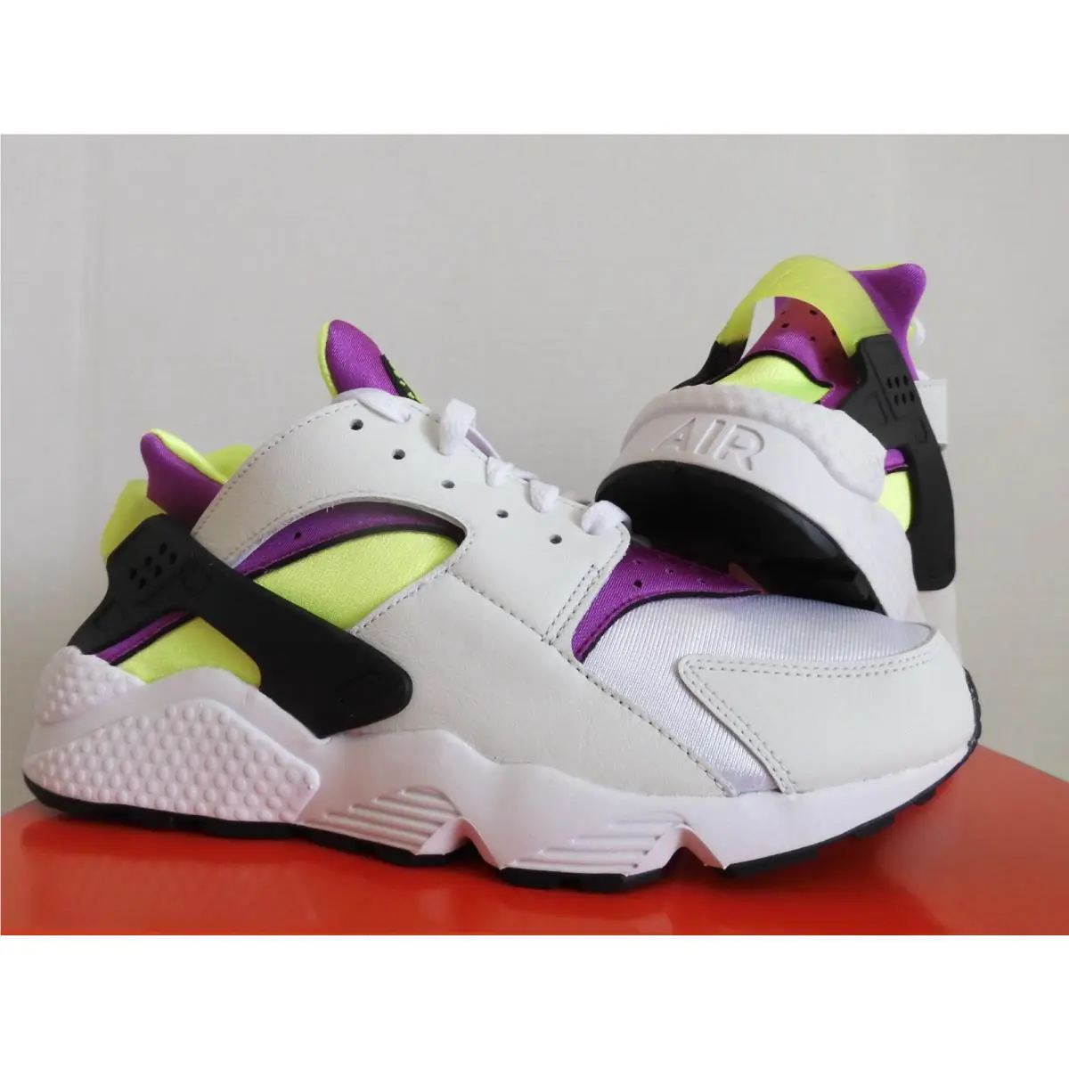 Nike shoes - Nike Air Huarache - Air Huarache - White (UPC: 195238330637) 0