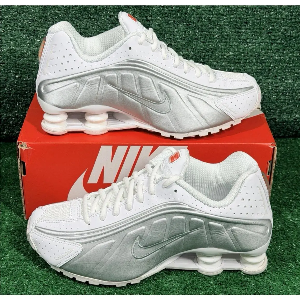 Nike Shox R4 Sneakers Women`s Size 7 White Metallic Silver AR3565 101