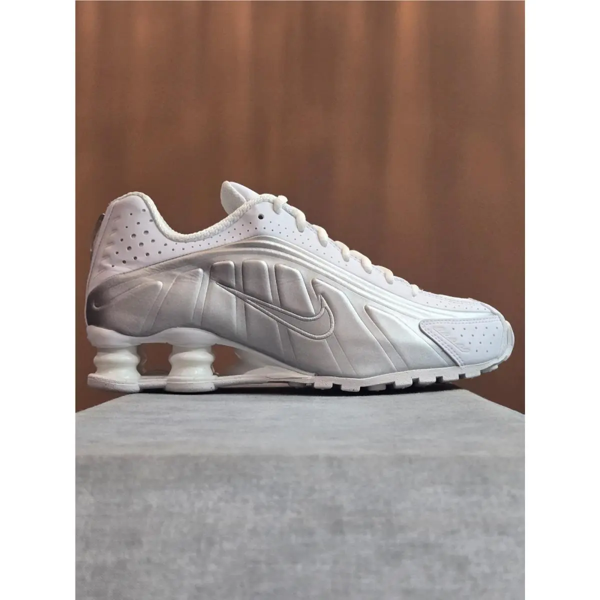 Nike Shox R4 - White / Metallic Silver AR3565-101 Women`s 6.5