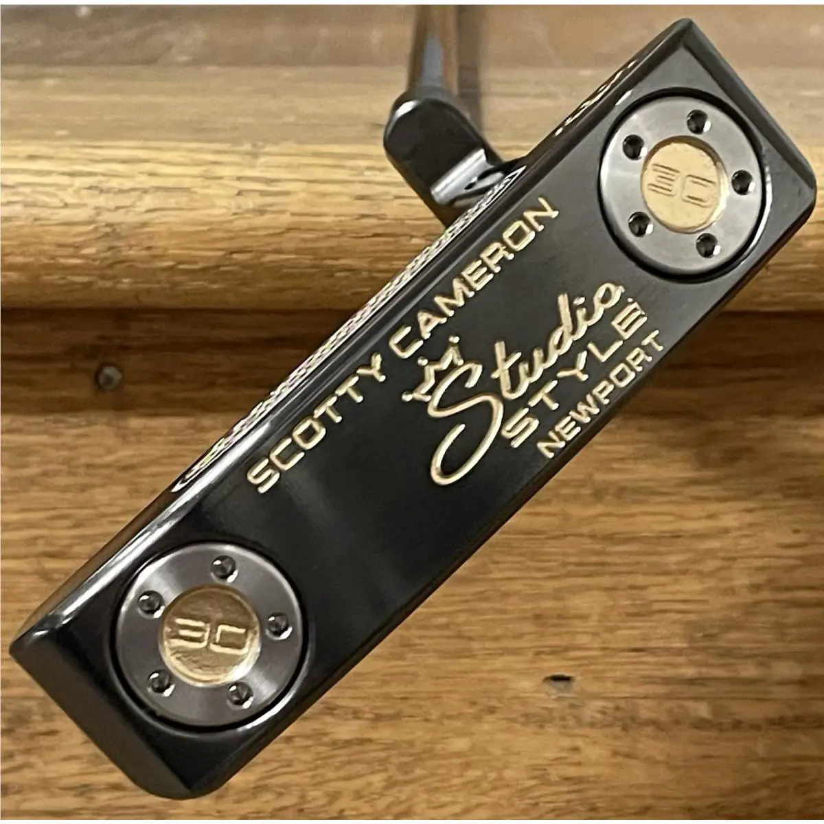 Scotty Cameron  - Studio Style Newport - 2025 - SCS - Xtreme Dark Finish - DLC - Gold, Lie Angle: Black 2