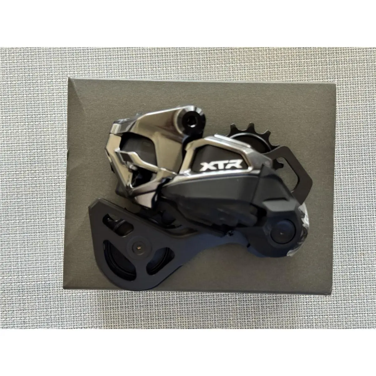 Shimano  - XTR RD-M9250-GS Di2 12-Speed Wireless Rear Derailleur - IRDM9250GSA - Gray (UPC: 192790290577) 0