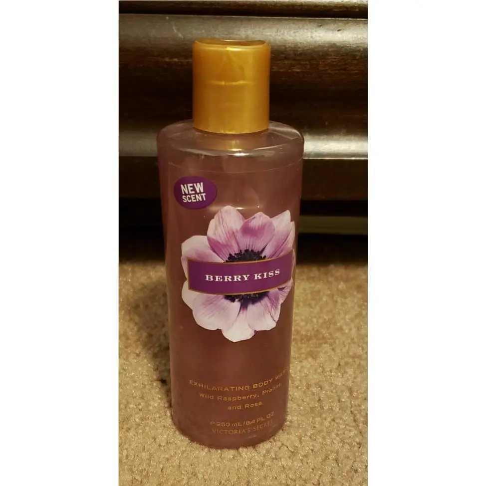 Victoria`s Secret Berry Kiss Body Wash 8.4 Fl. Oz
