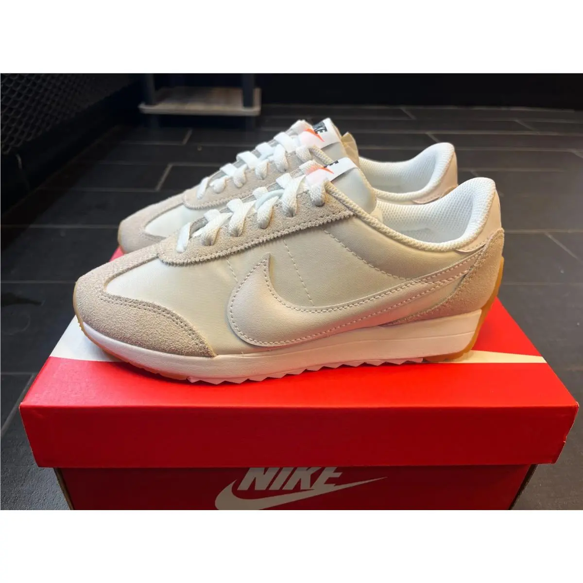 Nike shoes - White 4