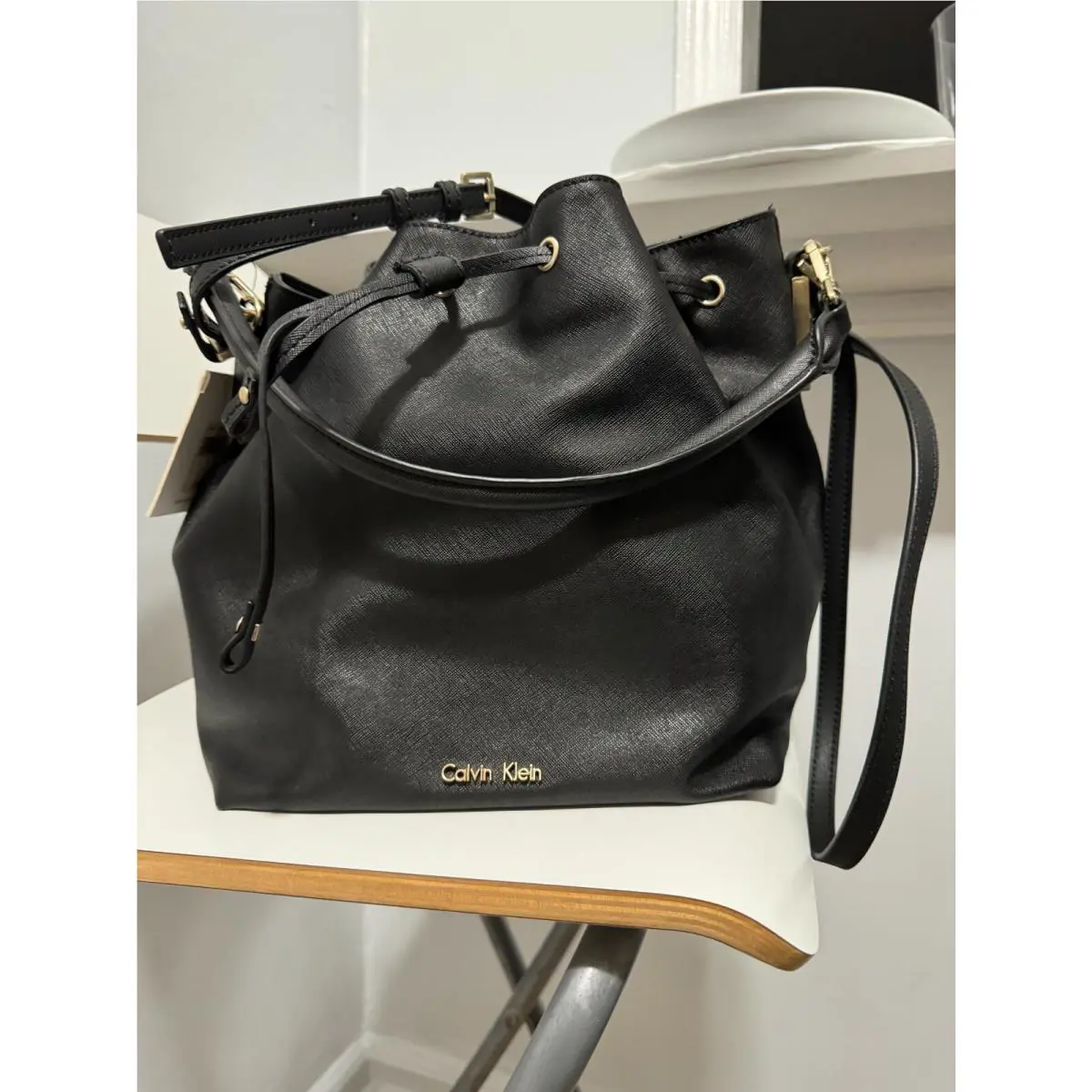 Calvin Klein Scarlett Medium Crossbody Handbag Leather Cuir Black Bucket