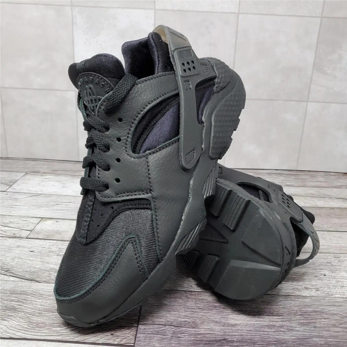 Nike Air Huarache Women`s Size 7 Running Shoes Triple Black DH4439 001