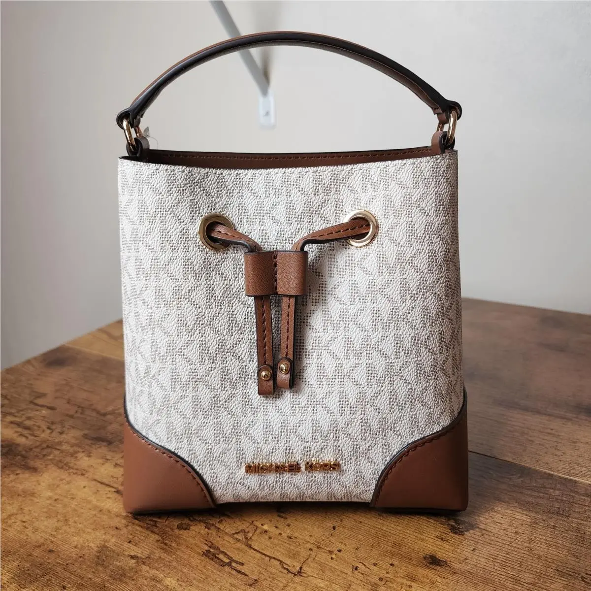 Michael Kors Mercer Bucket Messenger Bag Womens Small Drawstring Purse
