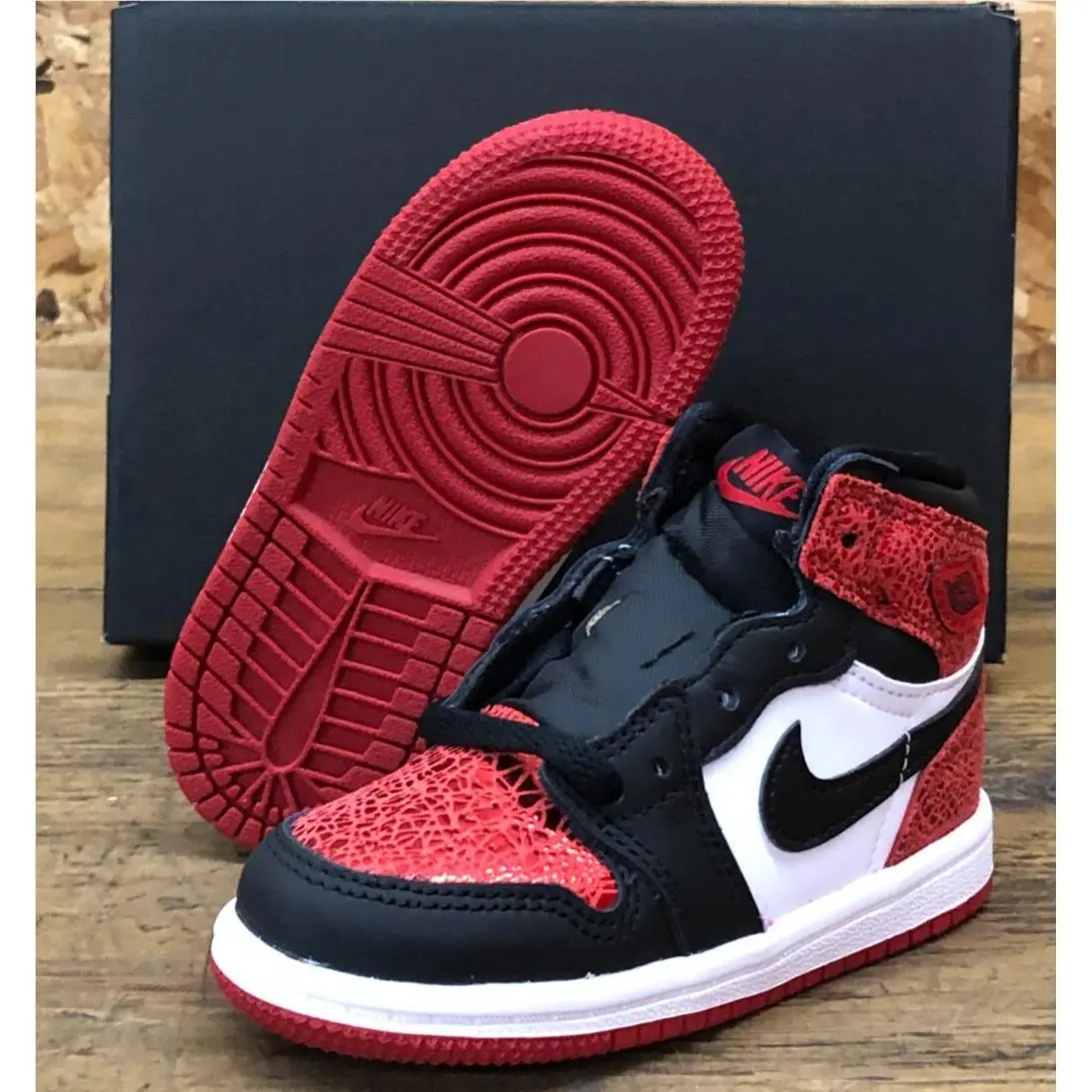Nike shoes - Air Jordan 1 - Air - Red 4