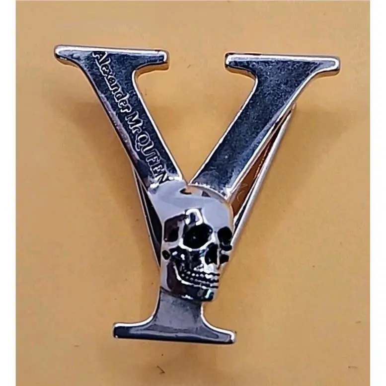 Alexander Mcqueen Alphabet Skull Sneaker Charm Gold-tone. Letter Y