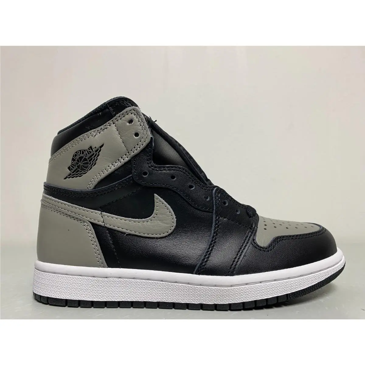Nike Air Jordan Retro 1 High OG Shadow 555088-013 Size 5