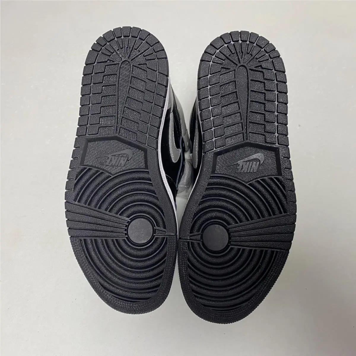 Nike shoes - Nike Air Jordan Retro 1 High OG - 555088-013 - Black/Medium Grey-White (UPC: 884751601569) 4