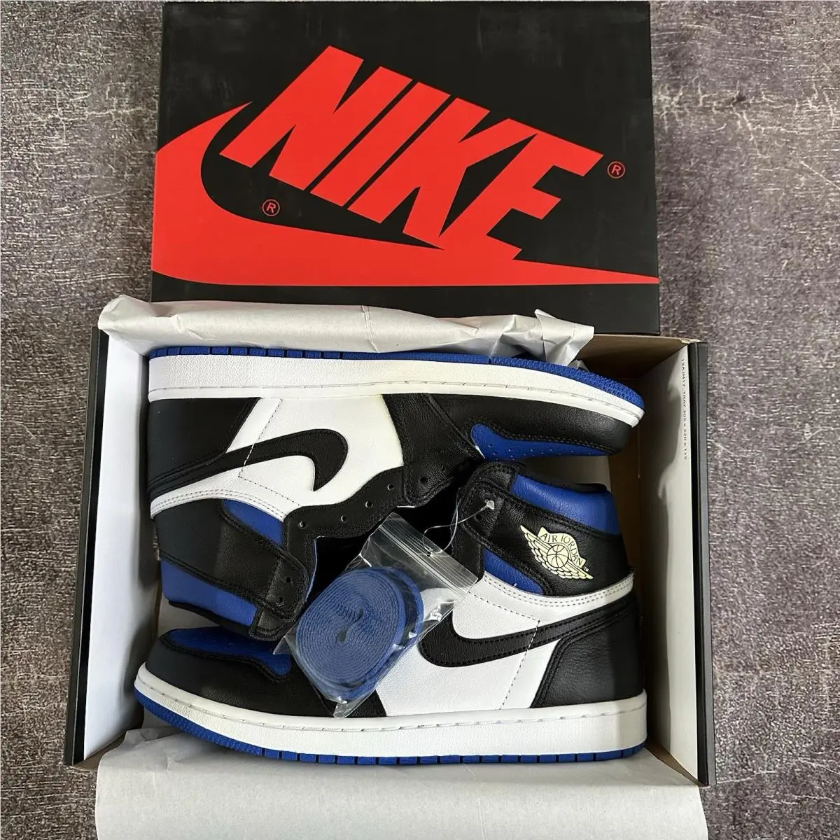 DS Men`s Nike Air Jordan 1 Retro High Royal Blue Black Toe Sz 9.5 555088-041