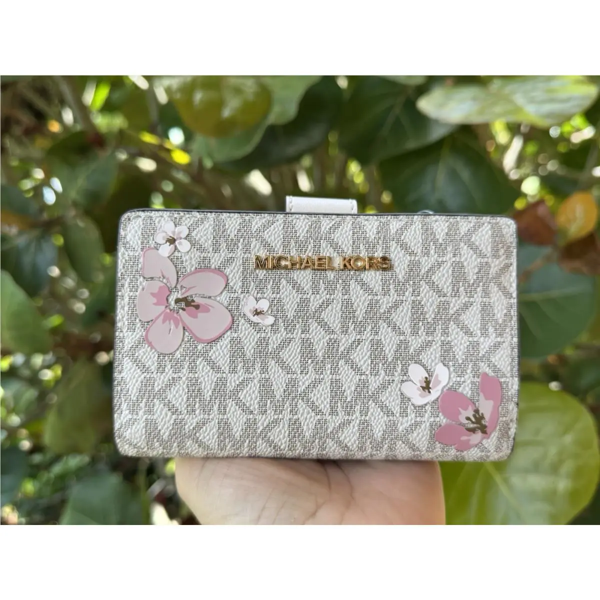 Michael Kors Jet Set Travel Bifold Coin Zipper Wallet MK Light Cream Multi