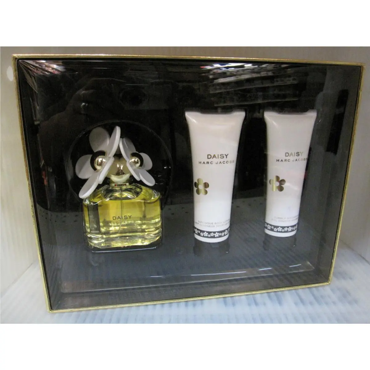Daisy by Marc Jacobs 3 Pieces Gift Set : 1.7 Edt Spray 2.5 Lotion 2.5 Shower Gel